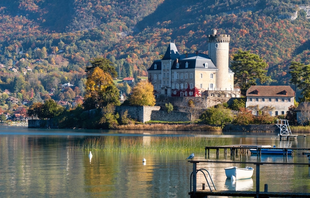 het dorpje Duingt en zijn kasteel op een zonnige herfstdag aan het meer van Annecy