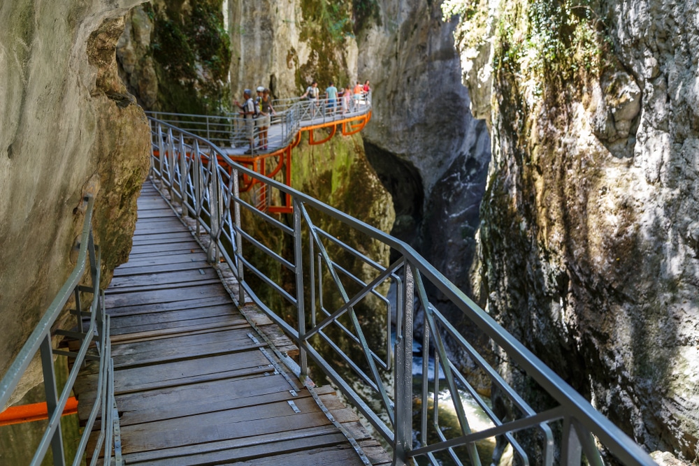 houten wandelpad met railing langs de kloof Gorge du Fier