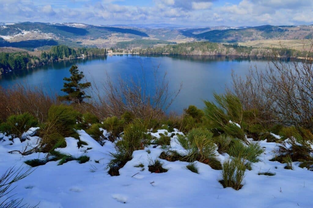 Het meer Lac d’Issarlès, met op de voorgrond een klein laagje sneeuw