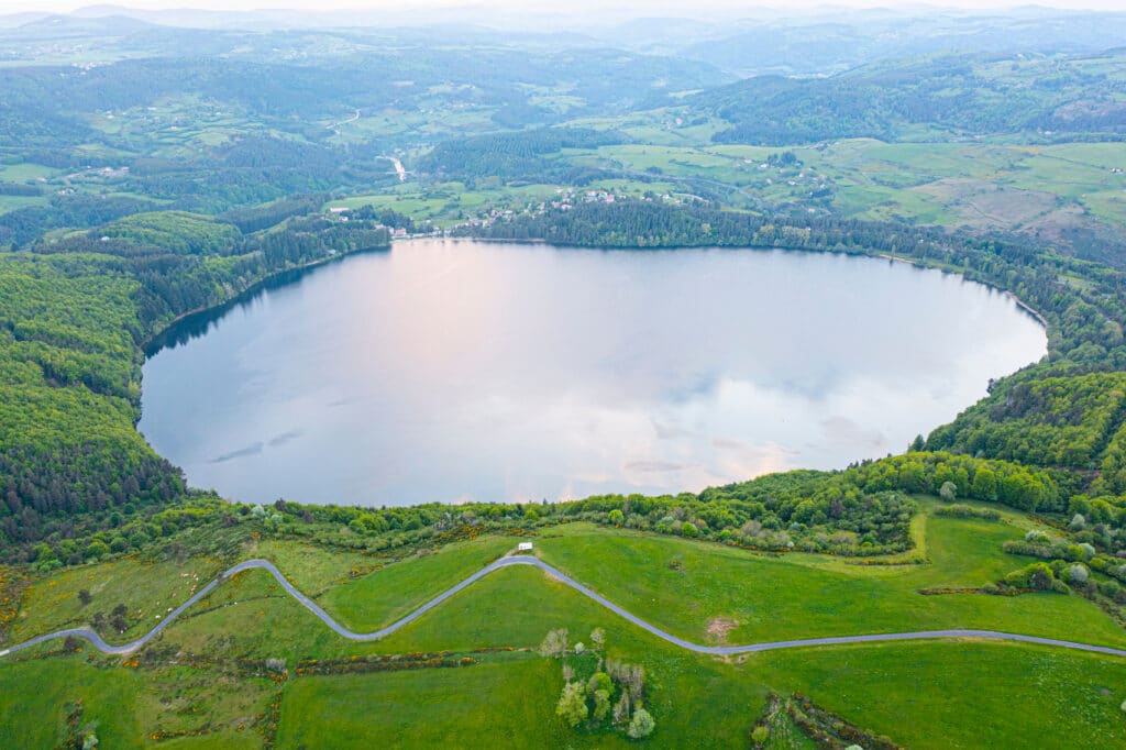 Luchtfoto van het meer Lac d’Issarlès in de Ardèche