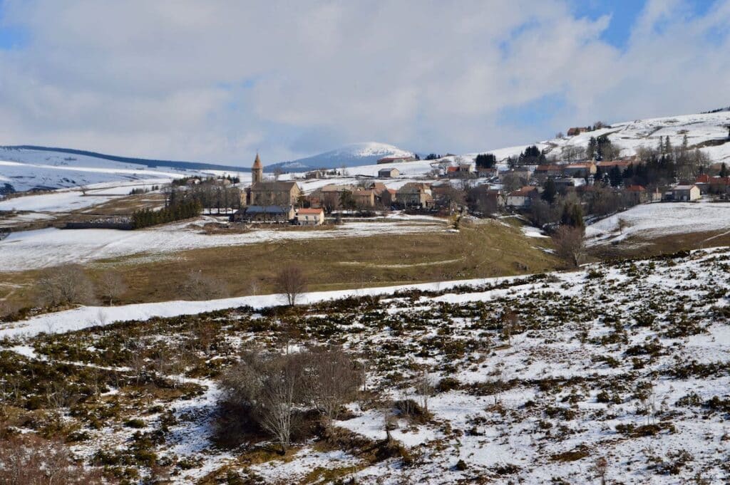 Het dorpje Le Béage in de Ardèche, omgeven door een dun laagje sneeuw