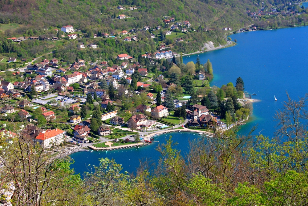 het dorpje Talloires aan het meer van Annecy, gezien vanuit de lucht