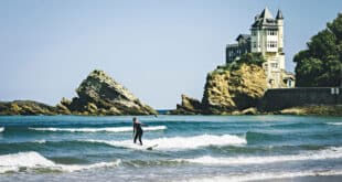 Biarritz surfen shutterstock 1103675381, badplaatsen Zuidwest-Frankrijk