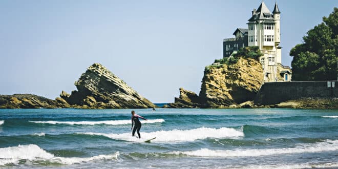 Biarritz surfen shutterstock 1103675381, badplaatsen Zuidwest-Frankrijk