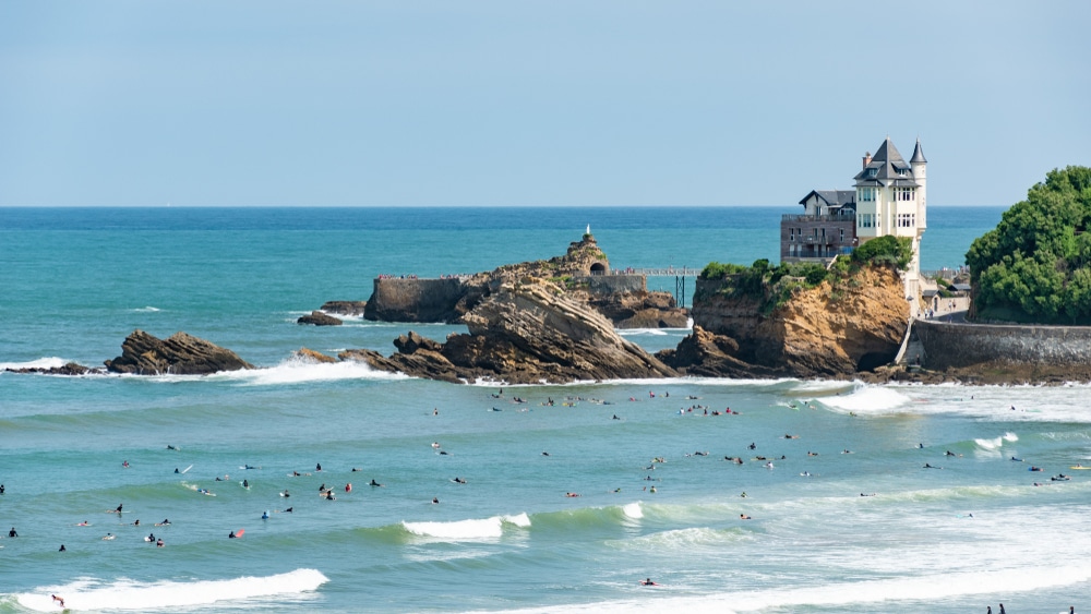 Biarritz surfen shutterstock 1553781776,