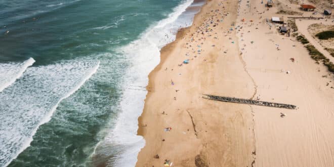 Seignosse surfen shutterstock 1176317470, badplaatsen Zuidwest-Frankrijk