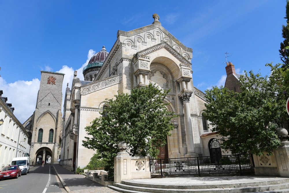 Basilique Saint Martin Tours shutterstock 229057402, bezienswaardigheden Tours