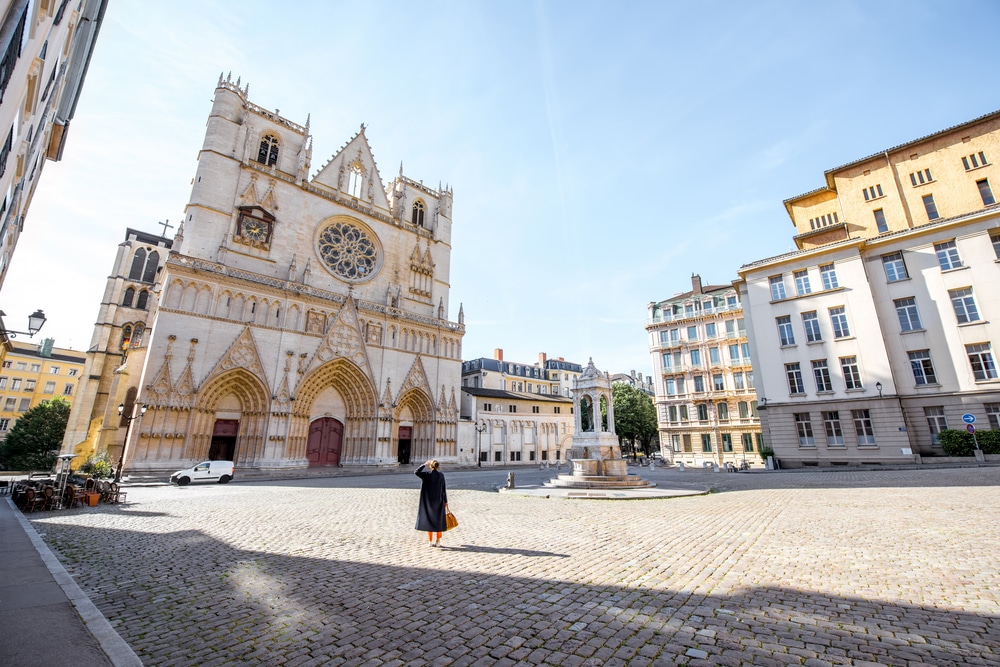 de Saint-Jean kathedraal gelegen aan een geplaveid plein met een rotonde