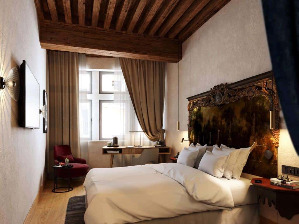 authentieke hotelkamer mt houten balken tegen het plafond in hotel Cour des Loges Lyon