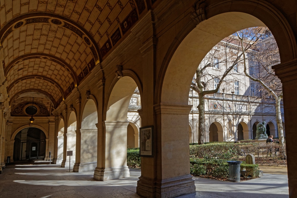 het binnenhof van het Musée de Beaux Arts in Lyon op een zonnige herfstdag