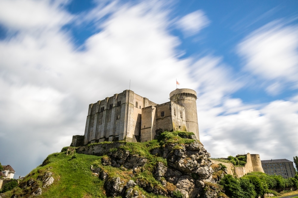 het kasteel van Falaise gelegen op een heuvel met op de achtergrond razendsnel bewegende wolken