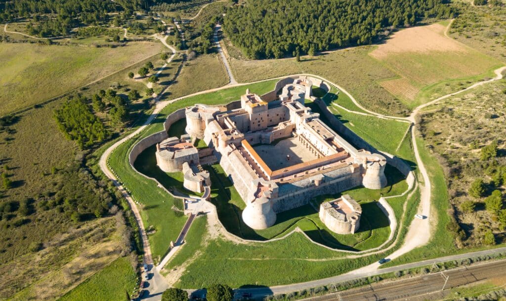 heft Fort van Salses in zijn groene omgeving met velden en bossen