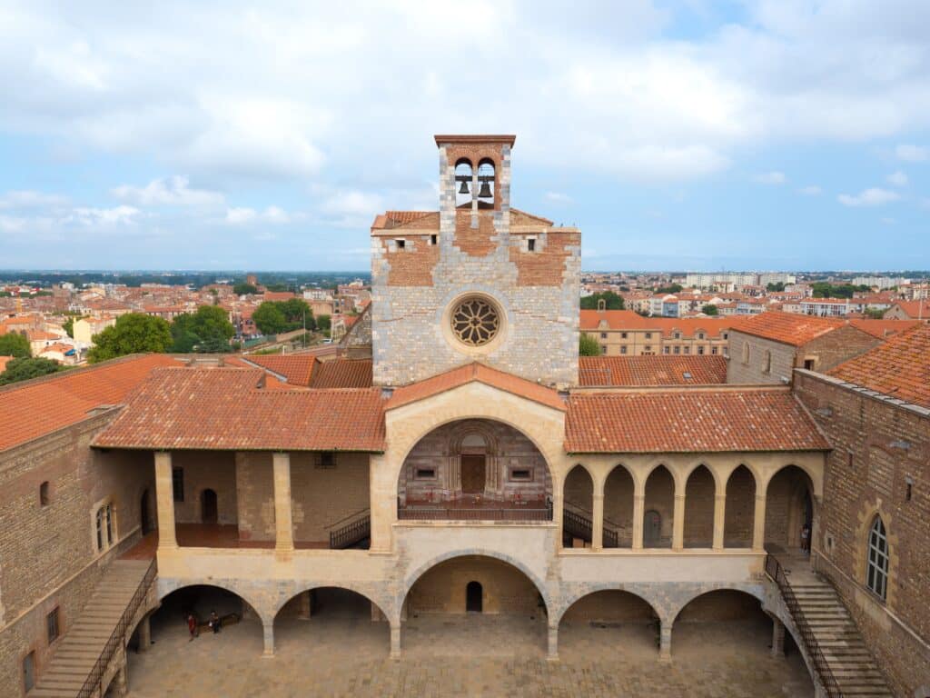 het binnenplein en de toren van Palais des Rois de Majorque in Perpignan