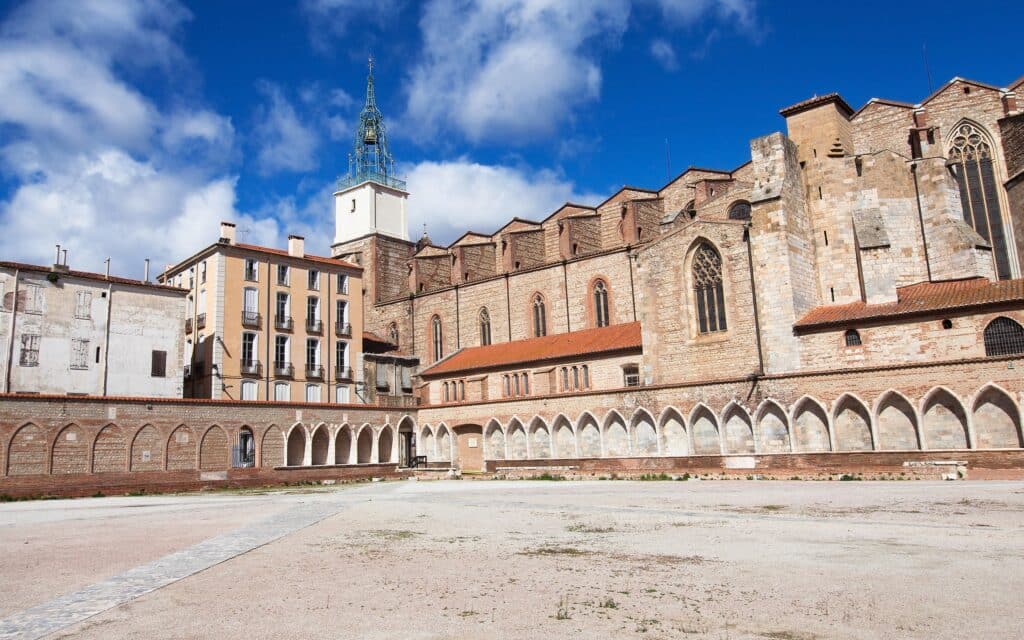 het lege, middeleeuwse kloosterhof van Campo Santo in Perpignan
