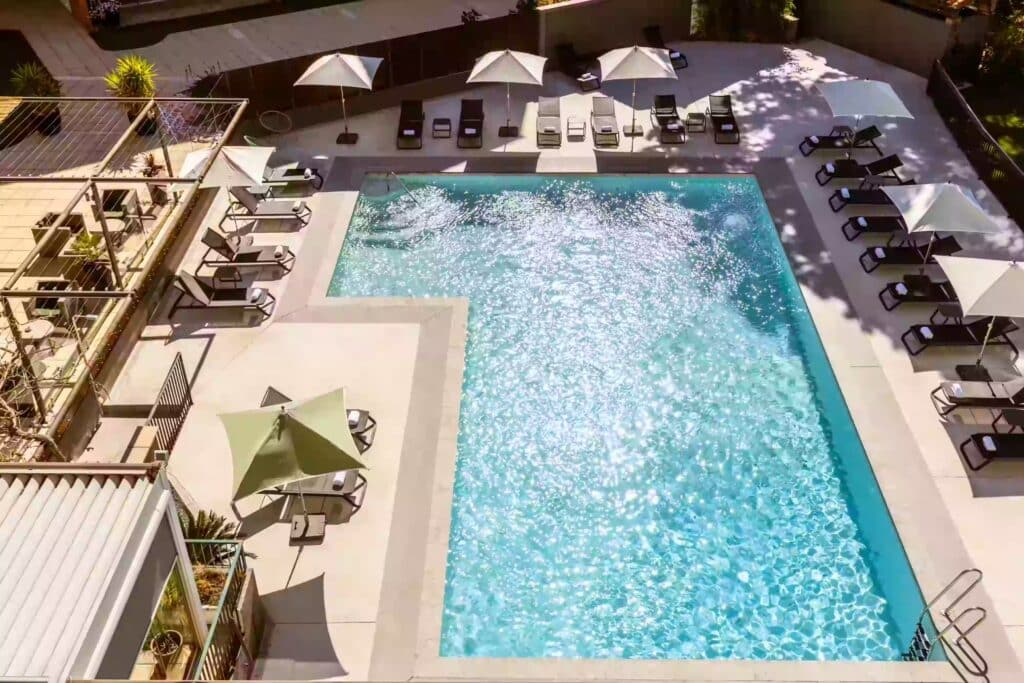zwembad met zonneterras van Holiday Inn Perpignan gezien van bovenaf
