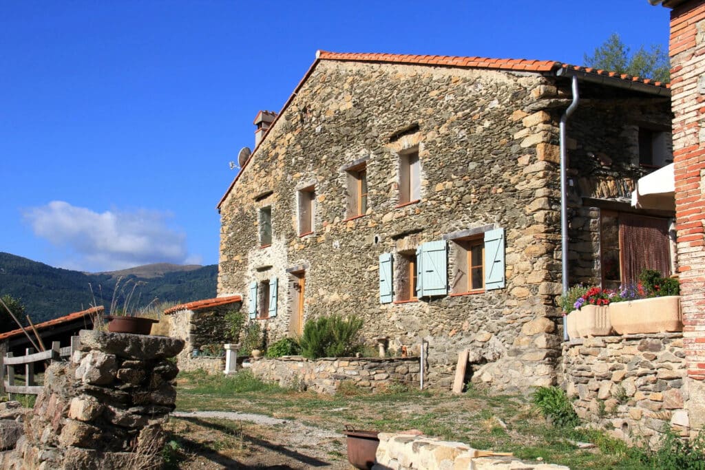 stenen natuurhuisje in Prats de Mollo, gezien vanaf de buitenkant