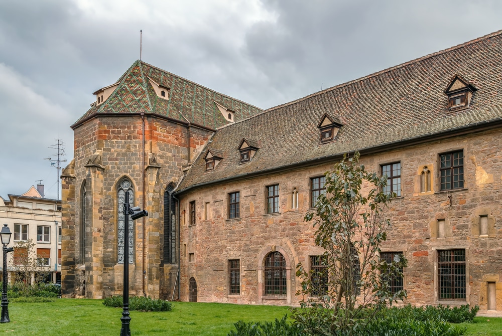de zijkant van het klooster waarin Musée Unterlinden is gevestigd