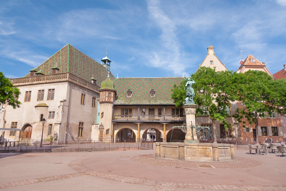 het Place de l’Ancienne Douane met zijn fontein en daarachter het Koïfhus  met dak met diamantpatroon