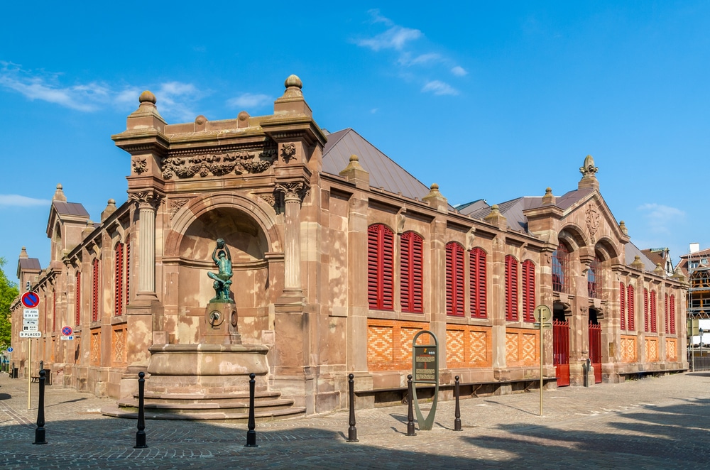 de Marché Couvert op een zonnige dag in Colmar. De overdekte markt lijkt gesloten te zijn.