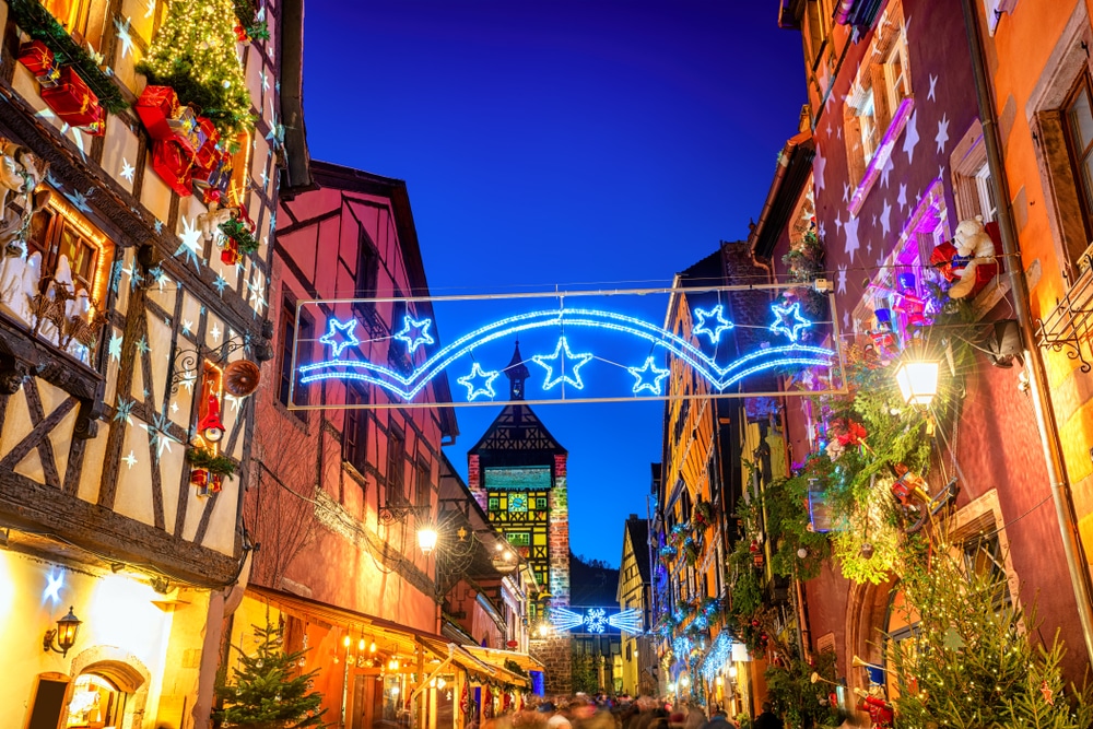 Riquewihr kerstmarkt elzas shutterstock 1583567164, kerstmarkten in de Elzas