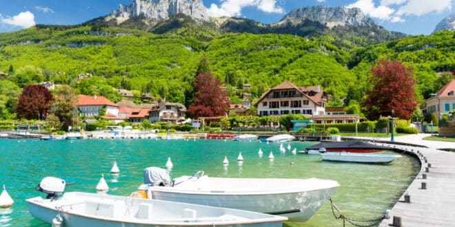 jachthaven in Talloires aan het meer van Annecy shutterstock 775507024, campings in de Ardèche met een zwembad