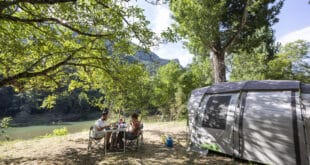062 huttopia gorgesdutarn manureyboz.jpg, Campings aan een rivier in Frankrijk