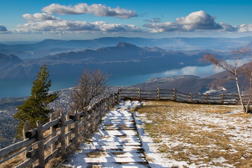 uitzicht vanaf de Mont Revard op Lac du Bourget en Aix les Bainsshutterstock 1652811103, Lac du Bourget