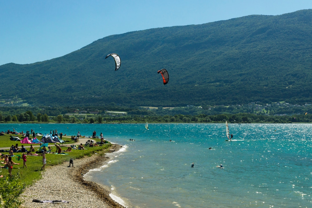 windsurfen vlakbij Aix les Bains Lac du Bourget shutterstock 1402371110, Lac du Bourget