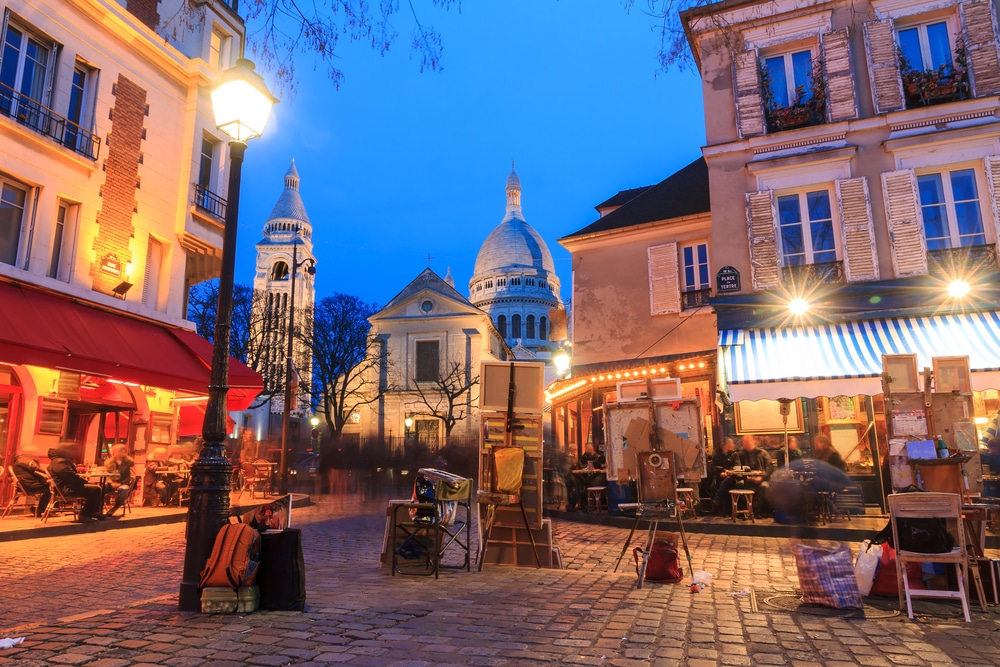 Place du Tertre Montmartre Parijs hutterstock 367138136,