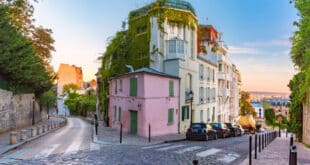 la maison rose montmartre parijs shutterstock 1212171664, mooiste dorpen Provence