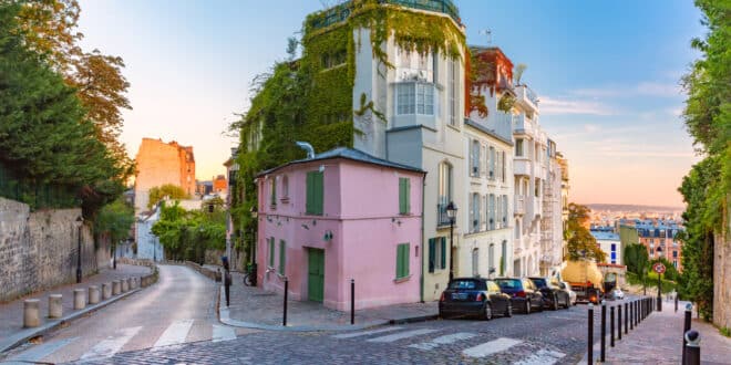 la maison rose montmartre parijs shutterstock 1212171664, kleine campings in en rondom de Elzas