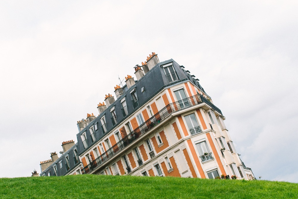 zinkende huis montmatre parijs shutterstock 786439417, Montmartre