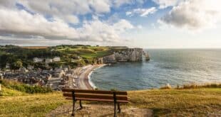 bankje met uitzicht op Falaise dAval etretat krijtrotsen normandie shutterstock 2230323185,