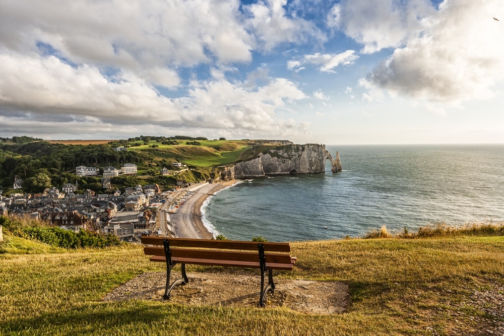 bankje met uitzicht op Falaise dAval etretat krijtrotsen normandie shutterstock 2230323185, weekendje weg in Frankrijk