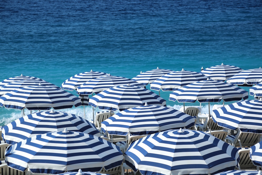 gestreepte parasols op het strand van nice cote dazur shutterstock 689336932, Nice