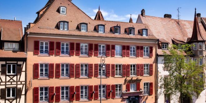 Hotel Le Colombier buitenkant hotel, vakantiehuizen aan een meer in Frankrijk