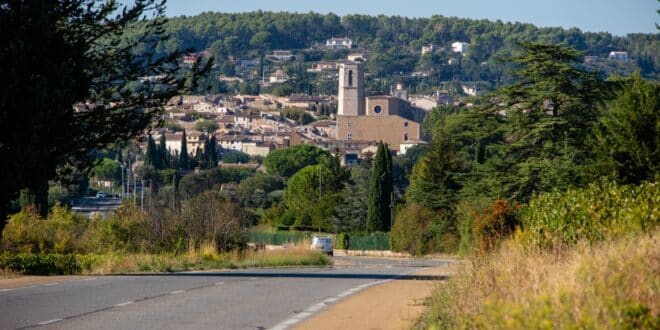 lorgues dorp provence shutterstock 2435839803, wandelen in de vaucluse