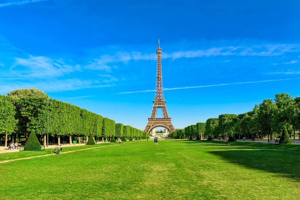 Champs de Mars en de Eiffeltoren Shutterstock 2418936397, Parijs