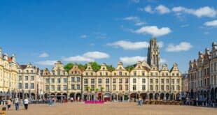 Place de Heros Arras Shutterstock 2411047691, bijzonder overnachten in de Champagnestreek