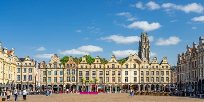 Place de Heros Arras Shutterstock 2411047691, Arras