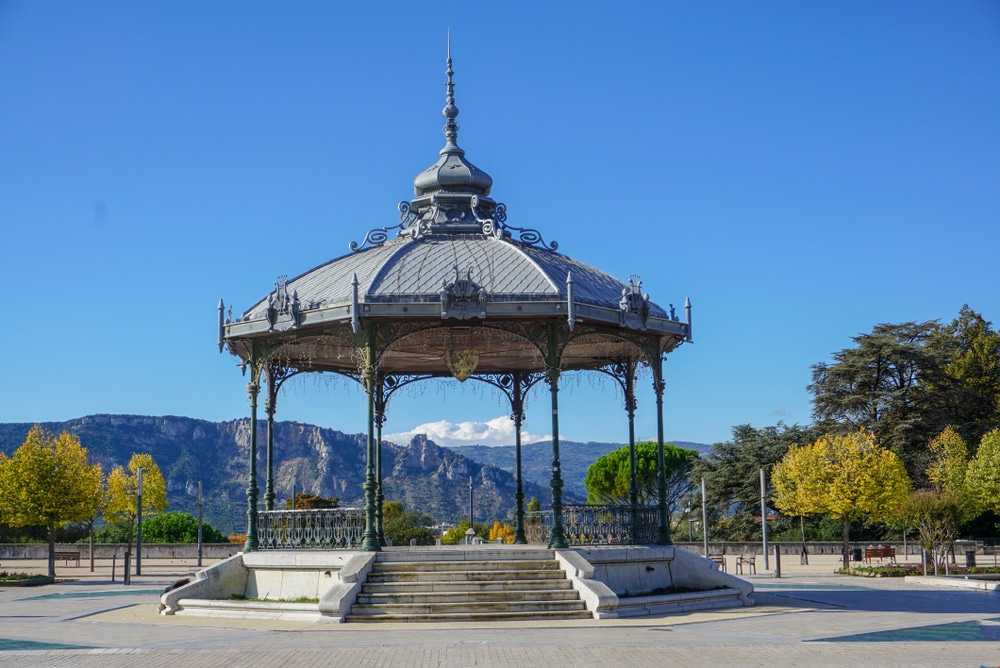 Kiosque Peynet valence drome shutterstock 1273452583, Valence