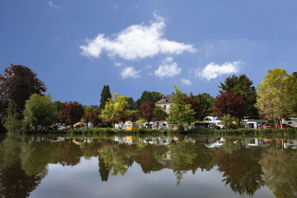 les castels campings france chateau camping etang,
